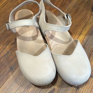 Woman’s Sandgrens size 39 clogs - Well worn